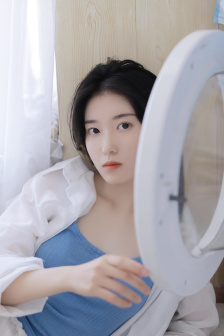 女教师与校长在办公室内互动